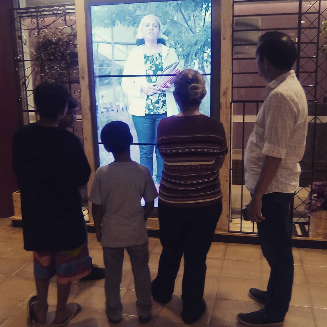 Pessoas assistindo a uma instalação audiovisual da Grão para o Sesc Sorocaba